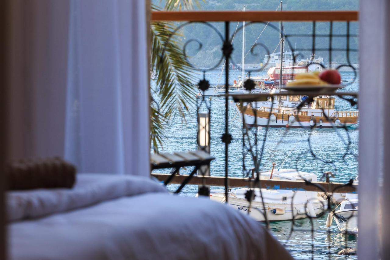 Seafront Rooms Koluna Komiza Bagian luar foto